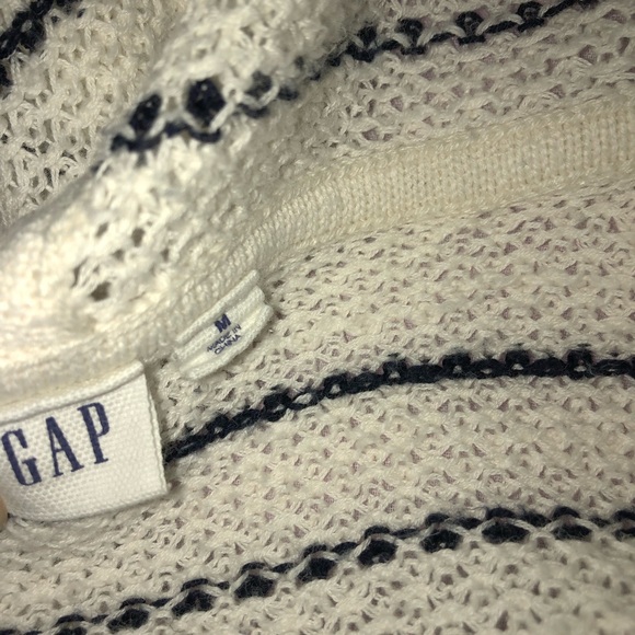 Gap pull over - Picture 3 of 3